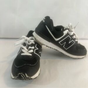 NEW BALANCE GC574BW1  Kids Black and White Sneakers
Size: USA 4